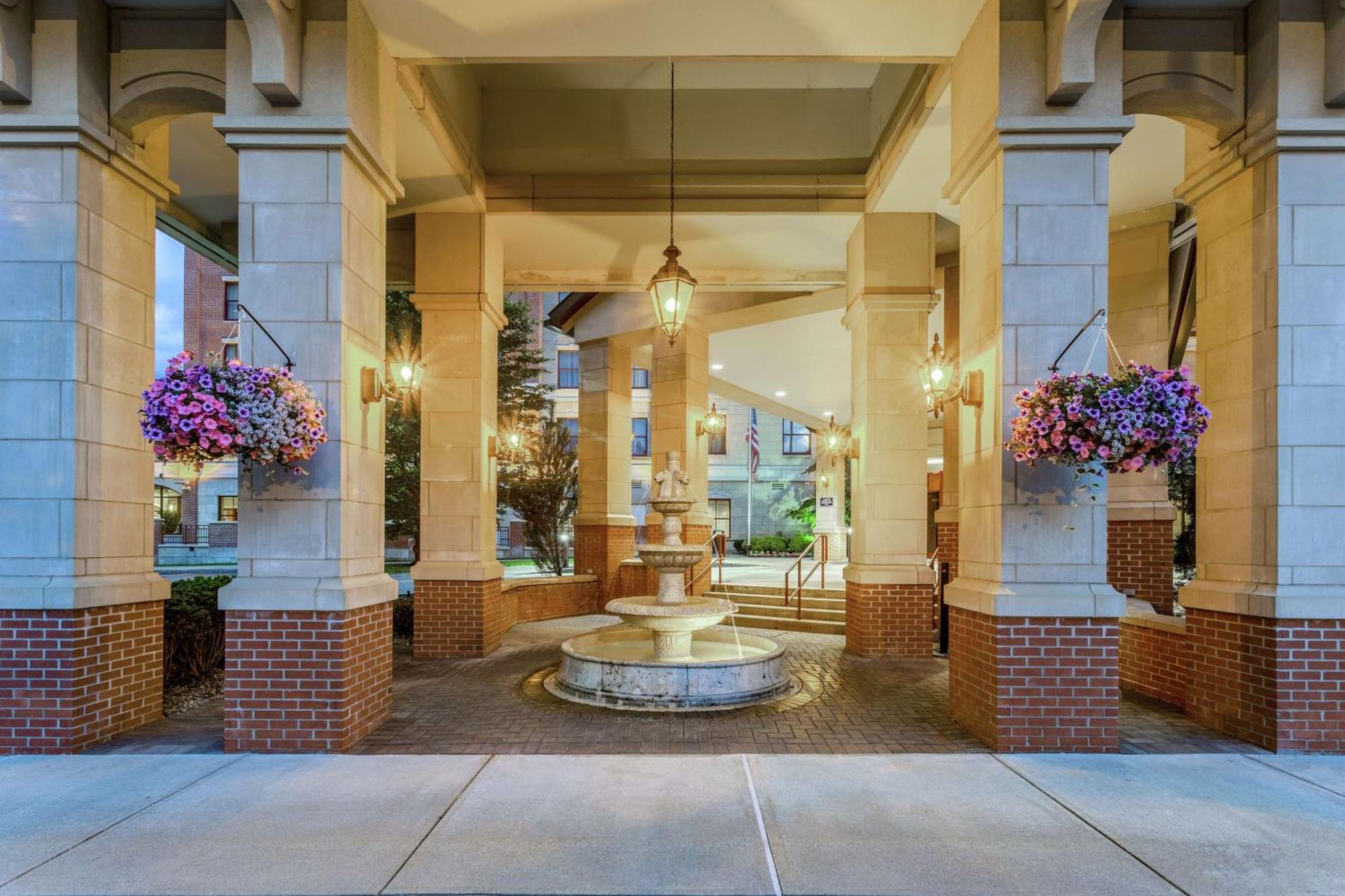 Hampton Inn & Suites Saratoga Springs Downtown Exterior photo